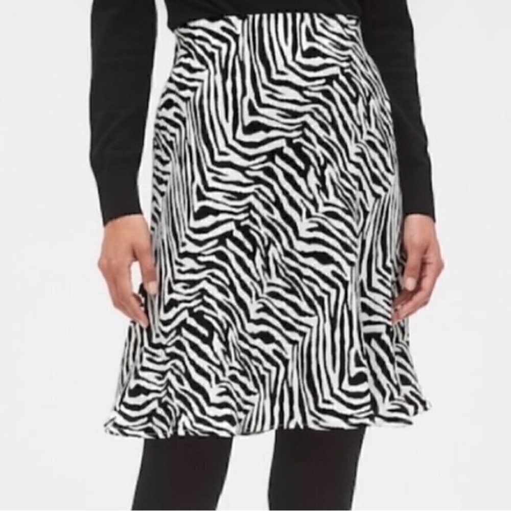 Banana Republic Black White Zebra A-Line Skirt Size 12 Flowy Stretch Pull On